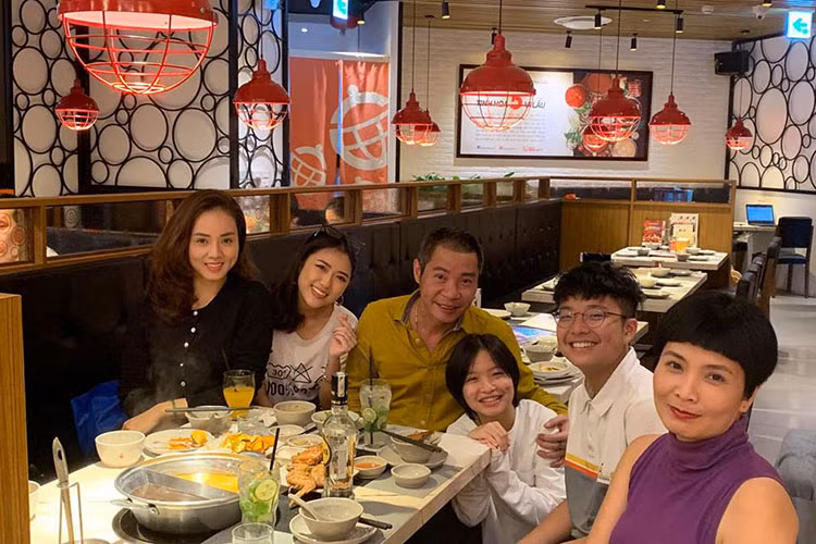 Công Lý trân trọng Ngọc Hà còn bởi cô chấp nhận quá khứ của anh và thân thiết với hai người vợ cũ cũng như các con riêng của anh.