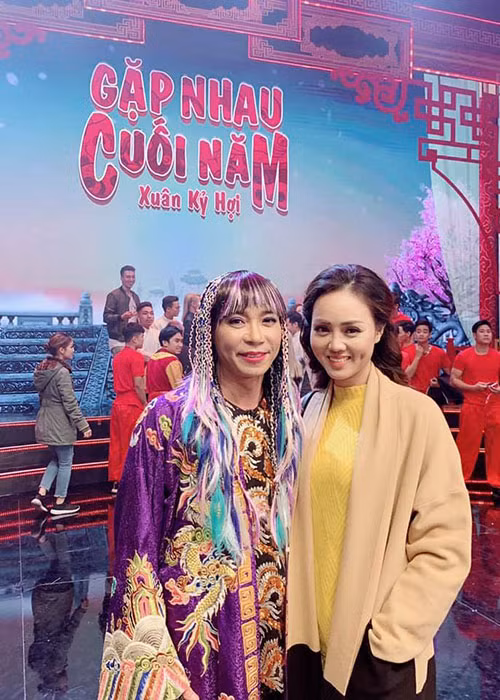 “Một người phụ nữ như vậy hiếm lắm. Hà làm tất cả mọi việc từ tâm, chứ không phải vì trách nhiệm, vì yêu tôi nên buộc phải làm", danh hài chia sẻ.