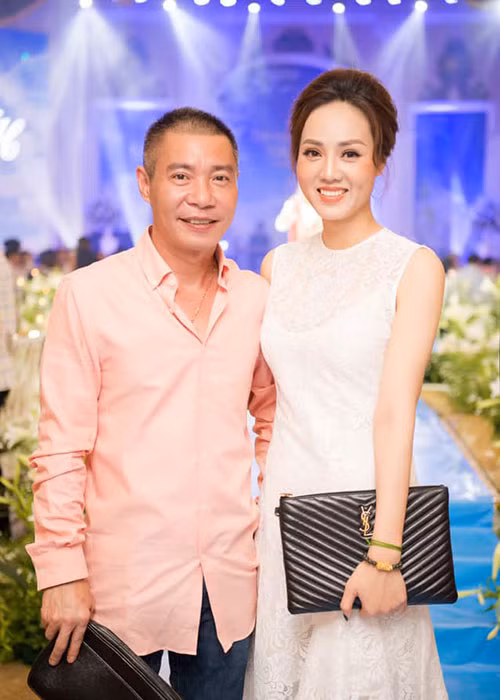 Ngọc Hà kém Công Lý đến 15 tuổi. Cô sở hữu nhan sắc xinh đẹp, từng lọt top 20 cuộc thi Hoa hậu Du lịch Việt Nam 2008.