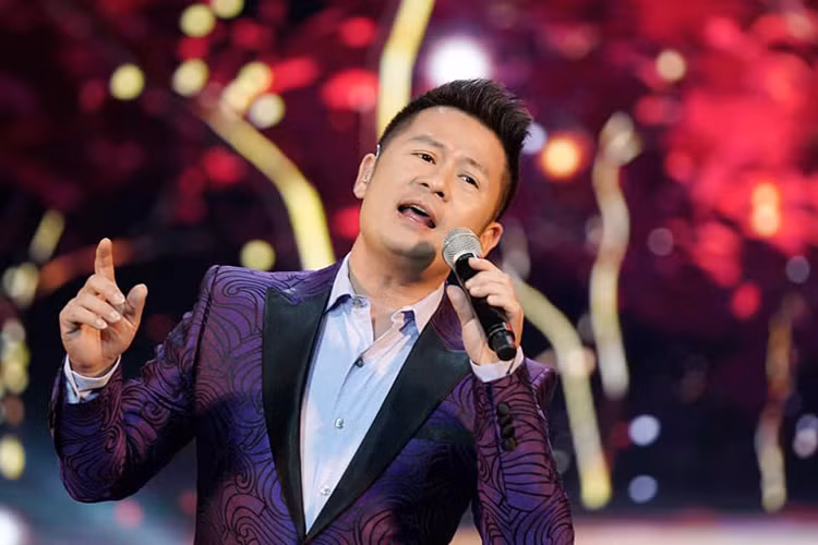 Trong 2 năm hậu chia tay Dương Mỹ Linh, Bằng Kiều vẫn miệt mài đi hát.