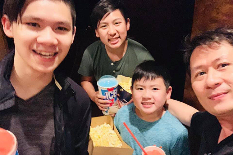 Nam ca sĩ thường xuyên đưa 3 cậu con trai đi chơi. Được biết, mỗi năm, Bằng Kiều hỗ trợ khoảng 100.000 USD (hơn 2 tỷ đồng) để chu cấp cho vợ cũ và 3 con trai.