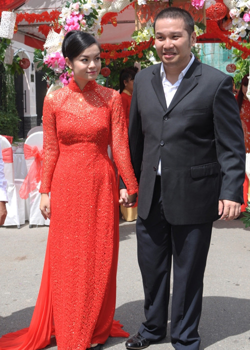 Phạm Quỳnh Anh cũng từng cưới chạy bầu. Cô kết hôn vào tháng 5/2012. Sau đó 6 tháng, nữ ca sĩ sinh con gái.