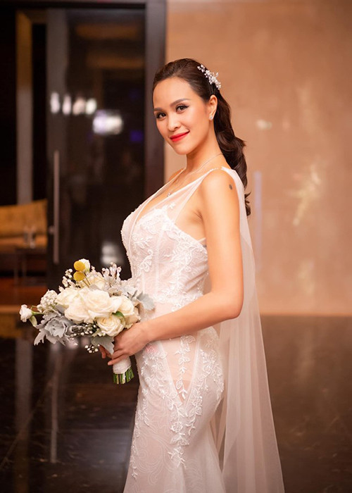 Tháng 6/2019, MC Phương Mai lộ vòng 2 lùm lùm trong đám cưới, dấy nghi vấn cưới chạy bầu. Sau 2 tháng lên xe hoa, cô mới thừa nhận mang thai 5 tháng.