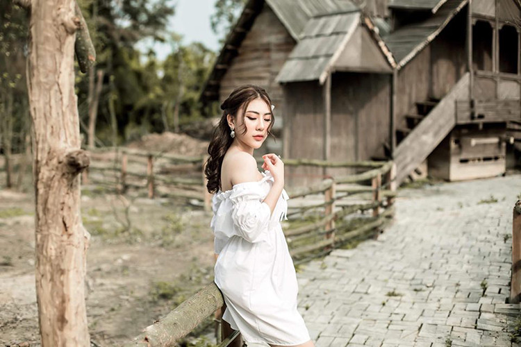 Theo Zing, Khánh My cho biết chủ cửa hàng đã tặng bộ váy đó cho cô nhưng không nhớ, sau đó lại lên tiếng tố Khánh My ăn cắp.