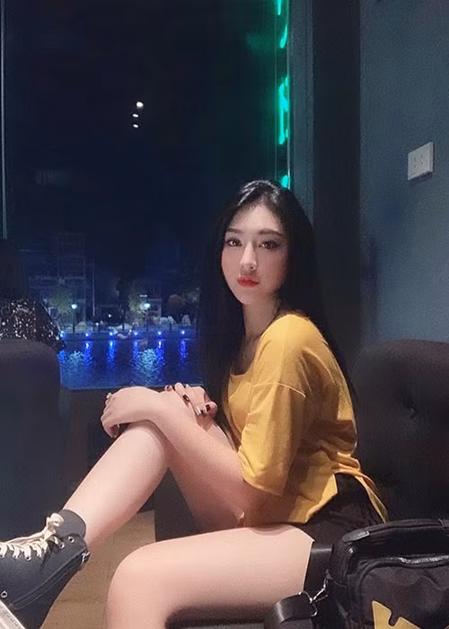 Cô còn bị chủ một cửa hàng quần áo tại Hải Phòng tố lấy cắp váy. Về phía mình, Khánh My phủ nhận.