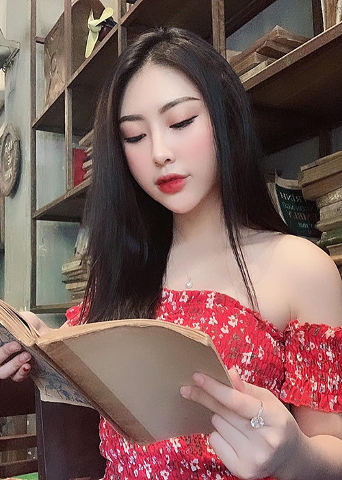 Khánh My còn bị đồn là chân dài đi khách. Về phía mình, Khánh My khẳng định đây là tin đồn vô căn cứ.