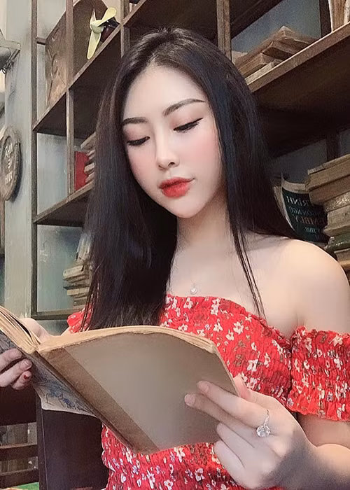 Khánh My còn bị đồn là chân dài đi khách. Về phía mình, Khánh My khẳng định đây là tin đồn vô căn cứ.