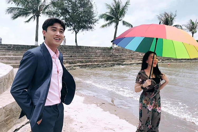 Ở cảnh quay Vũ muốn Thư yêu lại từ đầu thì một cô gái cầm ô đi trên biển. Bất ngờ, Vũ chạy theo cô gái lạ mặt chỉ để mượn ô che nắng cho Thư.