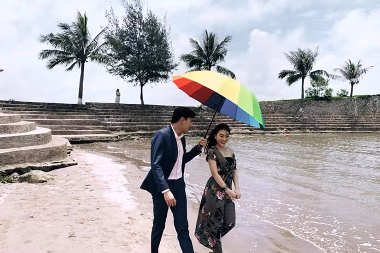 Từ loạt ảnh Khánh My chia sẻ, nhiều người đoán rằng cô vào vai tiểu tam phá hoại hạnh phúc cặp đôi Thư - Vũ.