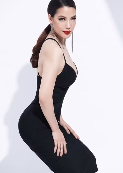 Trương Ngọc Ánh đã bước sang tuổi 43. Tuy nhiên, gương mặt vẫn trẻ trung, vóc dáng thon gọn.