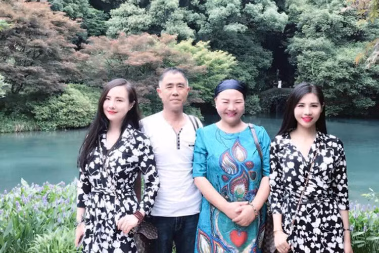 Trên trang cá nhân, Can Lộ Lộ thường khoe ảnh bên bố mẹ và em gái. Còn nhớ, mẹ của Can Lộ Lộ cũng từng bị chỉ trích vì hùa theo con gái sử dụng chiêu trò để đánh bóng tên tuổi. Ảnh: Thế giới trẻ