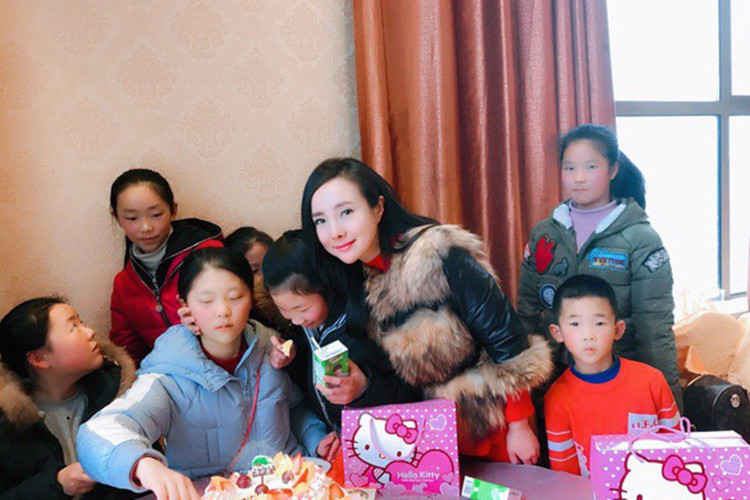 Can Lộ Lộ tỏ ra ngoan hiền với hình ảnh chăm chỉ tham gia hoạt động từ thiện. Ảnh: Thế giới trẻ