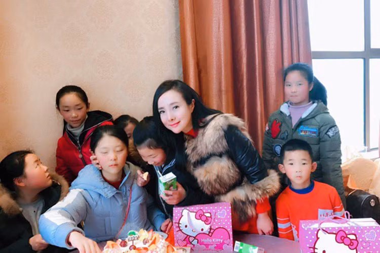 Can Lộ Lộ tỏ ra ngoan hiền với hình ảnh chăm chỉ tham gia hoạt động từ thiện. Ảnh: Thế giới trẻ