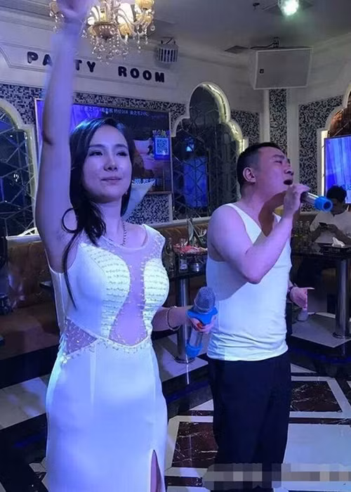 Cô kiếm tiền bằng việc đi hát ở quán bar hay hội chợ. Ảnh: Vietnamnet