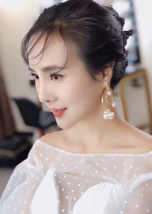 Trong những năm qua, Can Lộ Lộ cố gắng thay đổi hình ảnh. Cô ăn mặc kín đáo hơn, tránh thị phi ồn ào.