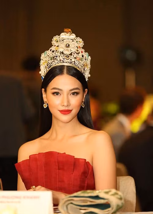 Về phía mình, Phương Khánh chia sẻ trên Zing, Hoa hậu Trái đất là một cuộc thi mang tầm cỡ quốc tế thì không thể chống lưng hay mua giải. “Chỉ với sự nỗ lực của bản thân cộng với sự may mắn, bạn mới có thể đạt đến vinh quang”, cô giải thích.