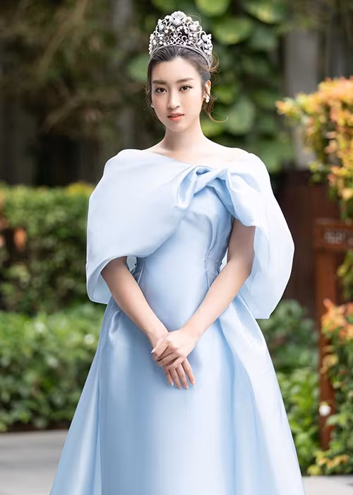 “Khi cháu đăng quang, chúng tôi vô cùng bất ngờ, đây là 1 kết quả nằm ngoài cả sự mong đợi. Vậy mà người ta lại nói chúng tôi mua giải. Tin đồn này không chỉ bất công với Mỹ Linh mà còn xúc phạm tới BTC của cuộc thi”, bác của Mỹ Linh chia sẻ với Tri thức trẻ.