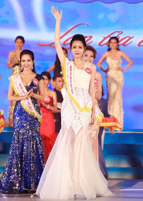 Tháng 5/2016, Phạm Thùy Trang đăng quang Hoa hậu Biển Việt Nam. Tuy nhiên, ngay sau đêm chung kết, tân hoa hậu vướng nghi vấn mua giải do đơn thư tố cáo trước đó với kết quả top 3 trùng khớp kết quả đêm thi. Ảnh: Zing