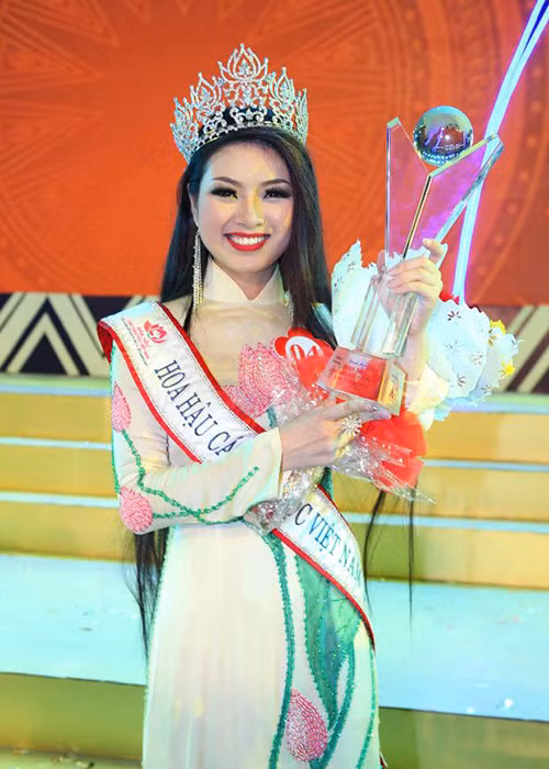 Hoa hậu các dân tộc Việt Nam 2013 Nguyễn Thị Ngọc Anh từng dính tin đồn mua giải 1,5 tỷ đồng và qua đêm với con trai 15 tuổi của Phó trưởng ban tổ chức cuộc thi - bà Đoàn Thị Kim Hồng. Ảnh: Đất Việt