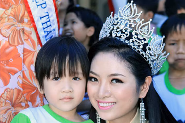 Theo Vietnamnet, đối diện tin đồn, Hoa hậu Ngọc Anh không né tránh sự việc. Cô cho rằng có người bịa chuyện để hãm hại mình. Người đẹp còn bày tỏ, cô không dại vi phạm pháp luật và muốn đòi lại danh dự của mình. Ảnh: Vietnamnet