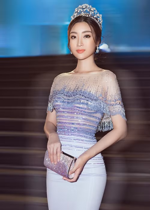 Giống như Lương Thùy Linh, Đỗ Mỹ Linh đối mặt với tin đồn mua giải 12 tỷ đổng chỉ sau ít giờ đăng quang Hoa hậu Việt Nam 2016. Bản thân Đỗ Mỹ Linh không lên tiếng mà chính phía gia đình cô bác bỏ.