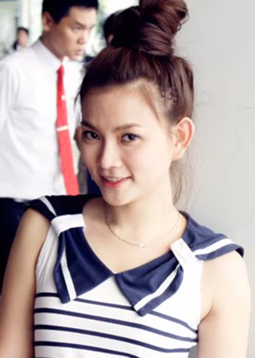 Năm 2012, Thu Thủy xuất hiện với gương mặt thon dài, không còn bầu bĩnh, còn chiếc mũi lại cao hơn trước.