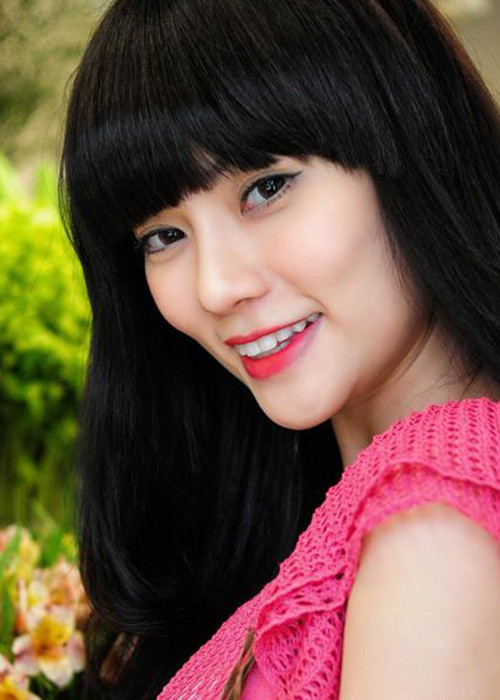 Để lộ gương mặt khác lạ, nữ ca sĩ "Viên kẹo ngọt" vướng nghi vấn phẫu thuật thẩm mỹ.