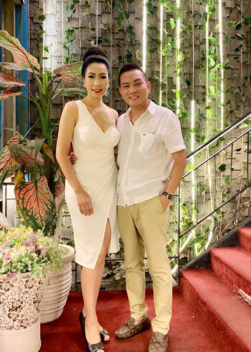 Doanh nhân Trấn Phương còn gửi lời chúc mừng sinh nhật ngọt ngào đến Trịnh Kim Chi: "Anh âm thầm bao lâu nay, tặng em món quà vô cùng đặc biệt. Em và hai con cứ toàn quyền thay đổi màu sắc, vật dụng trong nhà nhé. Sinh nhật vui vẻ, hạnh phúc nhé vợ yêu".