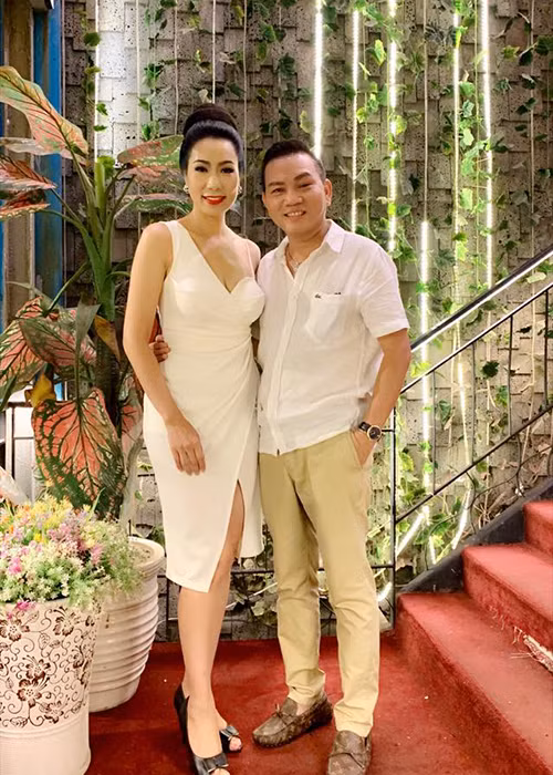 Doanh nhân Trấn Phương còn gửi lời chúc mừng sinh nhật ngọt ngào đến Trịnh Kim Chi: "Anh âm thầm bao lâu nay, tặng em món quà vô cùng đặc biệt. Em và hai con cứ toàn quyền thay đổi màu sắc, vật dụng trong nhà nhé. Sinh nhật vui vẻ, hạnh phúc nhé vợ yêu".