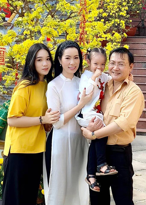 Lễ Tình nhân năm nay, doanh nhân Trấn Phương tặng vợ chiếc nhẫn kim cương khiến vợ "sung sướng đến ngột thở".