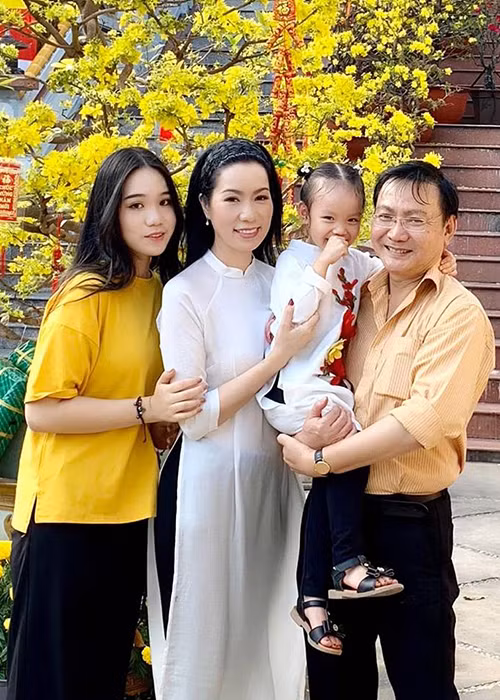 Lễ Tình nhân năm nay, doanh nhân Trấn Phương tặng vợ chiếc nhẫn kim cương khiến vợ "sung sướng đến ngột thở".