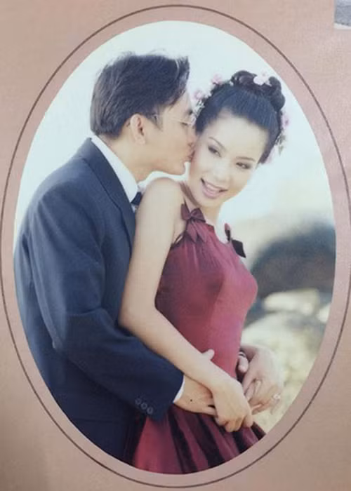 Doanh nhân Trấn Phương kết hôn với Trịnh Kim Chi vào năm 2000. Sau đám cưới, Trịnh Kim Chi sang Mỹ sống cùng chồng được 2 năm.