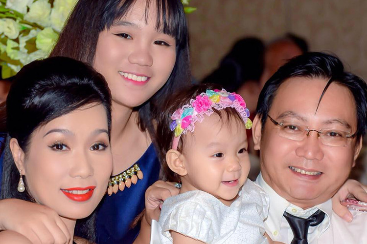 Sau 19 năm kết hôn, doanh nhân Trấn Phương và Trịnh Kim Chi vẫn yêu nhau mặn nồng.
