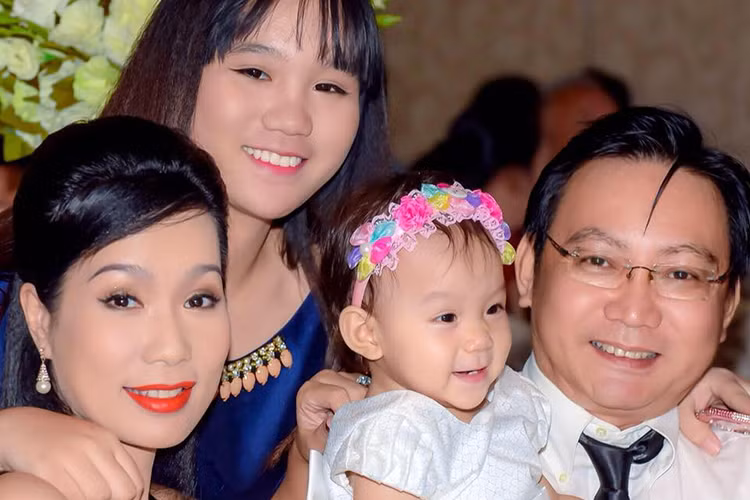 Sau 19 năm kết hôn, doanh nhân Trấn Phương và Trịnh Kim Chi vẫn yêu nhau mặn nồng.