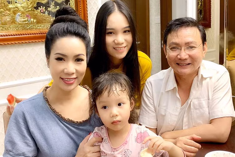 Trịnh Kim Chi tâm sự, ông xã luôn nhớ những ngày kỷ niệm để mua quà khiến vợ bất ngờ.