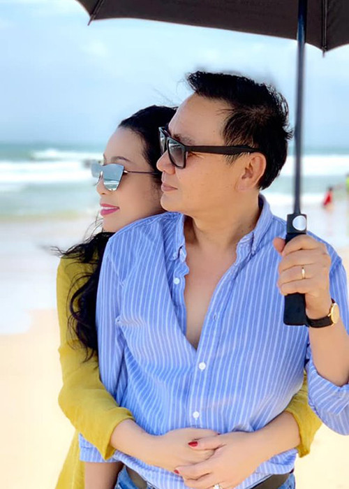 Doanh nhân Trấn Phương yêu chiều bà xã và hai cô con gái.