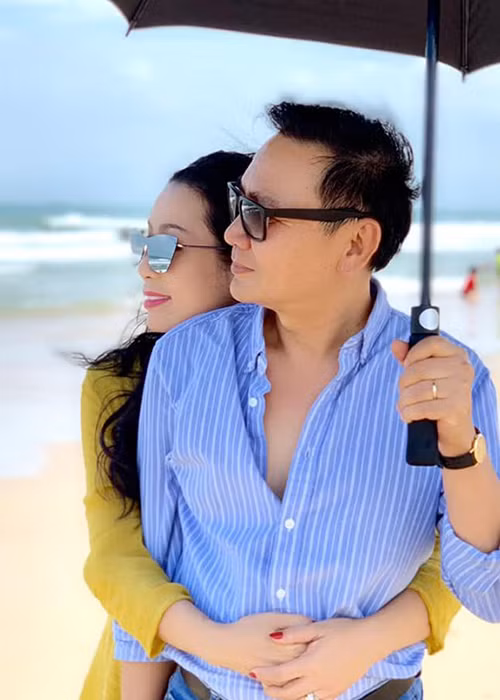 Doanh nhân Trấn Phương yêu chiều bà xã và hai cô con gái.