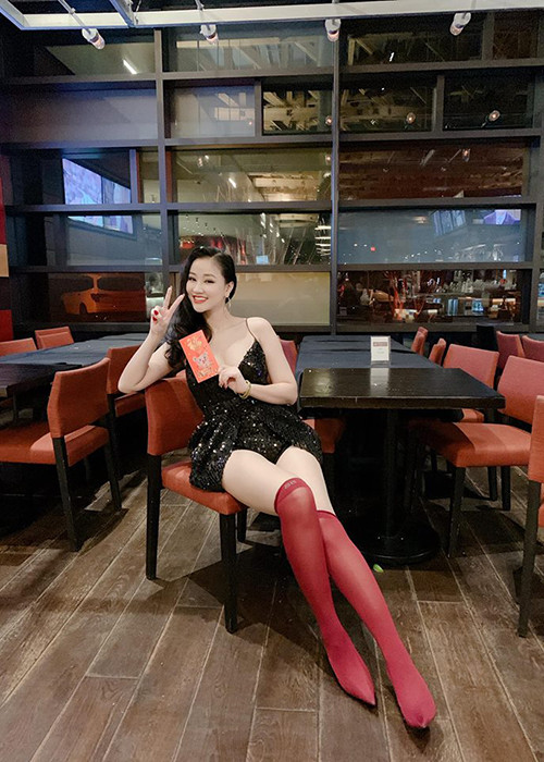 Maya sở hữu vóc dáng gợi cảm. Sau khi sinh con, cô lại càng quyến rũ.