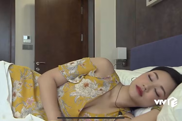 Trong "Về nhà đi con" ngoại truyện, Maya có tạo hình sang chảnh. Nhiều người dự đoán nhân vật của cô sẽ gây rắc rối cho mối quan hệ giữa Quốc và Huệ.