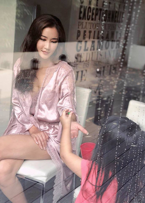 Maya chỉnh sửa mặt đồng thời nâng ngực.