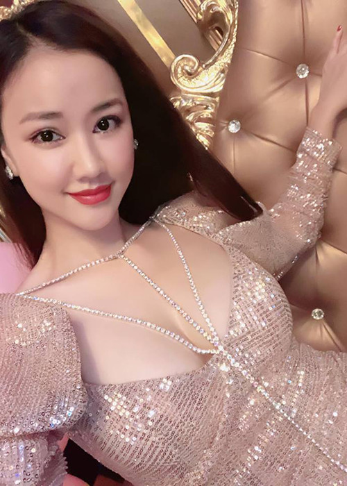 Maya khéo khoe vòng một căng đầy, vòng ba đẫy đà với váy áo bó sát, hở bạo.