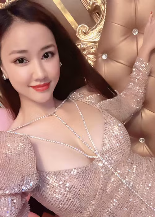 Maya khéo khoe vòng một căng đầy, vòng ba đẫy đà với váy áo bó sát, hở bạo.