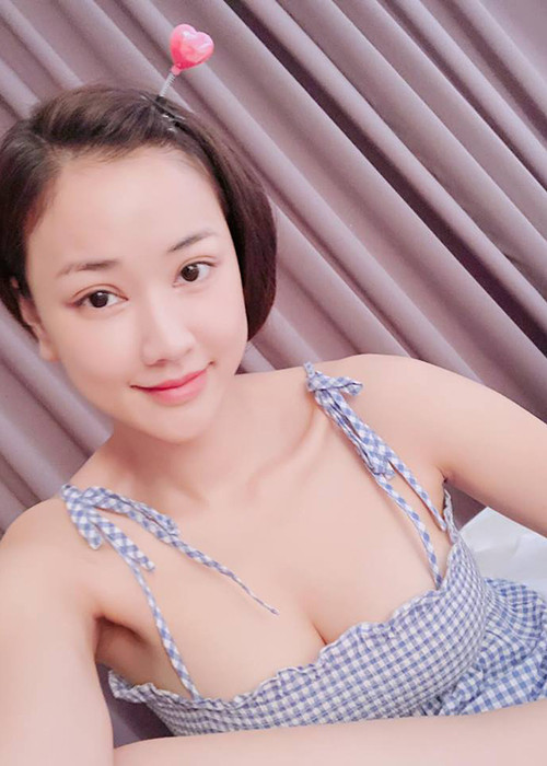 Nữ ca sĩ khoe vẻ gợi cảm với váy hai dây.