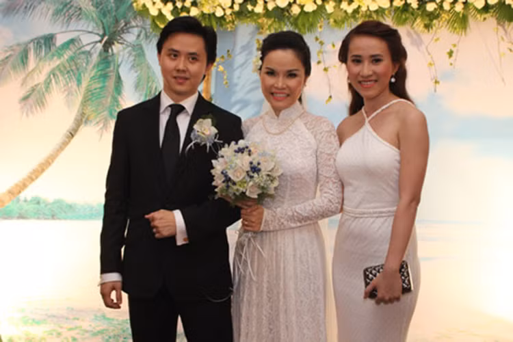 Theo Ngôi sao, Thu Ngọc và chồng cũ hiện coi nhau là bạn. "Mỗi lần mẹ tôi sang Mỹ anh đều hỗ trợ bà, còn về phía tôi, khi gia đình anh cần gì ở Việt Nam, tôi đều giúp", nữ ca sĩ chia sẻ. Ảnh: 24h