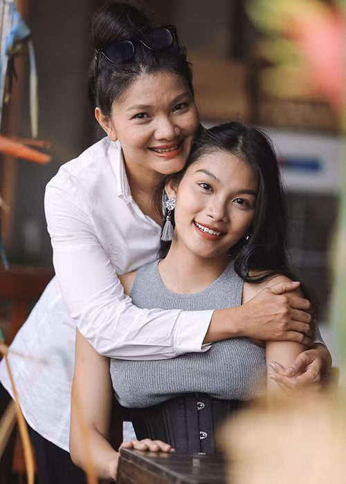 Thanh Tú - con gái của Kiều Trinh chứng kiến mẹ bị bạo hành tàn tệ. Tuy nhiên, thay vì sợ hãi, Thanh Tú trở thành người bao bọc và bảo vệ mẹ. Ảnh: Zing