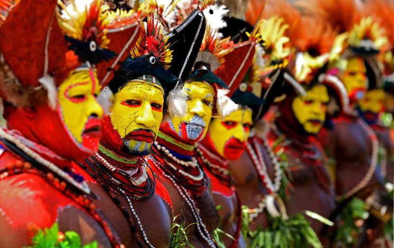 Huli là một trong những nhóm văn hóa lớn nhất ở Papua New Guinea và đã sinh sống ở khu vực này khoảng hơn 1.000 năm. Theo phong tục truyền thống, những người đàn ông trong bộ lạc sẽ đắp đất sét màu lên cơ thể và đeo những bộ tóc giả cầu kỳ được làm từ tóc của chính họ rồi trang trí thêm lông vũ và hoa. 