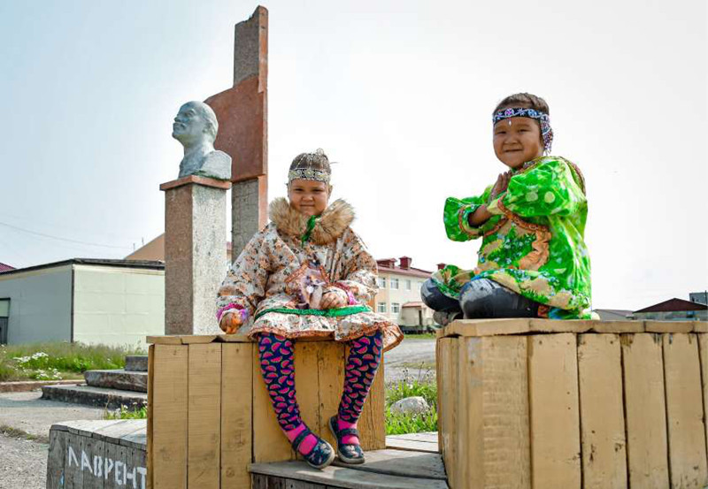 Chukchi là những người bản địa sinh sống trên Bán đảo Chukotka. Do có khí hậu khắc nghiệt và điều kiện sống khó khăn nên sự hào hiệp và lòng hiếu khách là những giá trị được đề cao ở đây. Trong văn hóa của người Chukchi, việc từ chối cho người khác đồ ăn và chỗ ở là điều cấm kỵ. 