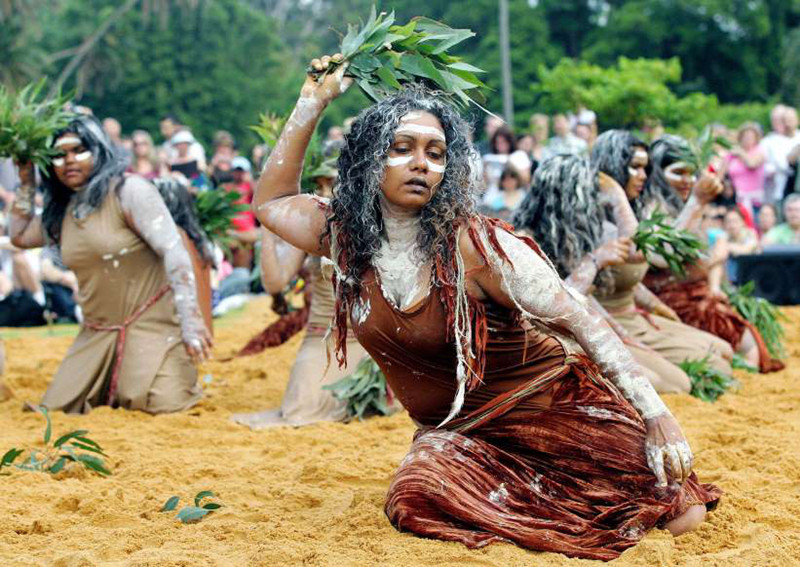 Có khoảng 250 nhóm thổ dân ở Australia và mỗi nhóm đều có ngôn ngữ và lãnh thổ riêng. Những người Australia bản xứ được cho là đến từ châu Á cách đây 50.000 năm. 