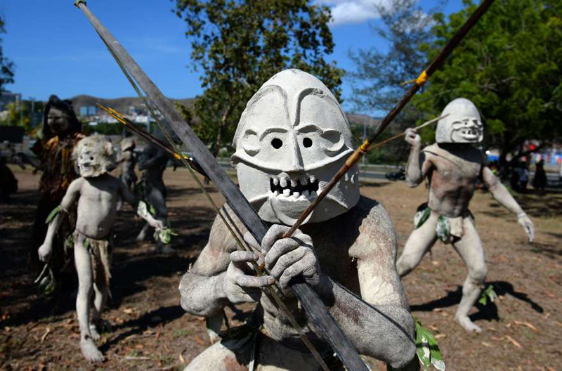 Theo truyền thuyết, khi những người đàn ông trong bộ lạc Asaro bị kẻ thù đuổi đến bờ sông Asaro, họ đã nghĩ ra cách trét bùn lên người nhằm tạo vẻ ngoài khiến kẻ thù phải hoảng sợ. Kể từ đó, những người đàn ông trong bộ lạc bắt đầu đeo những chiếc mặt nạ với tạo hình dữ tợn và đắp đất sét lên cơ thể. Mặc dù khoác lên mình những bộ trang phục có phần dự tợn song bộ lạc Asaro được biết tới rất thân thiện với những người bên ngoài. 