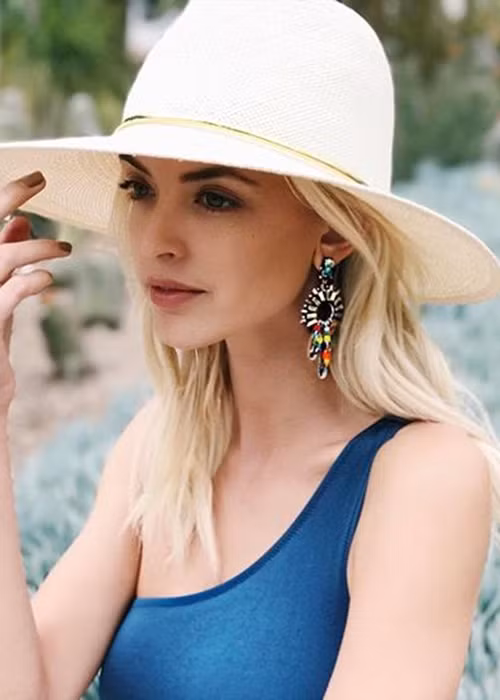 Kaitlynn còn là bạn thân của Miley trước khi cả hai lộ khoảnh khắc thân mật bên nhau.